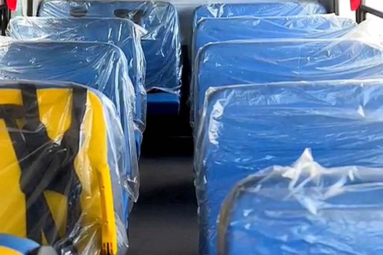 Vereador Renan Paes acompanha entrega de ônibus escolar.