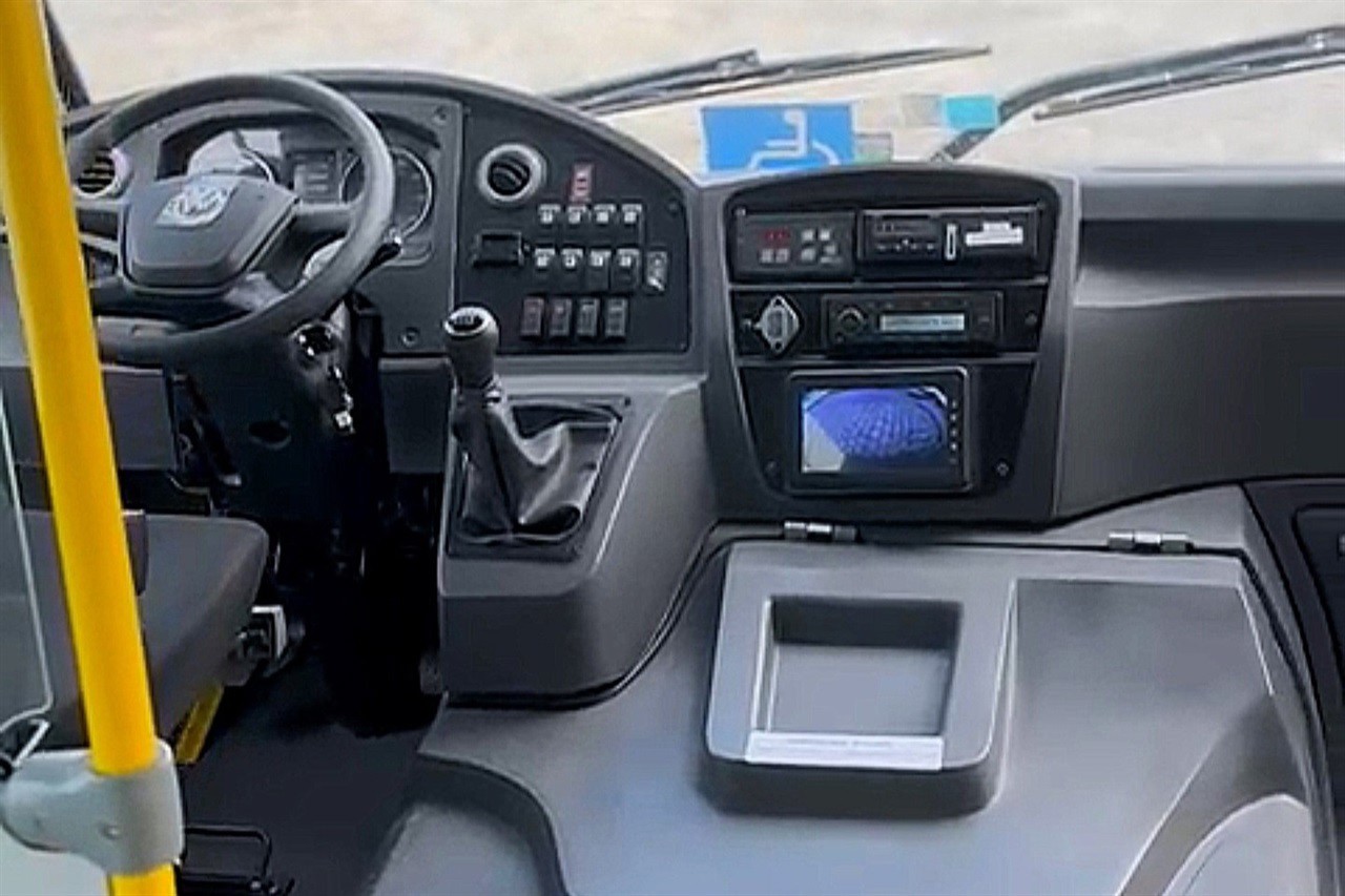 Vereador Renan Paes acompanha entrega de ônibus escolar.