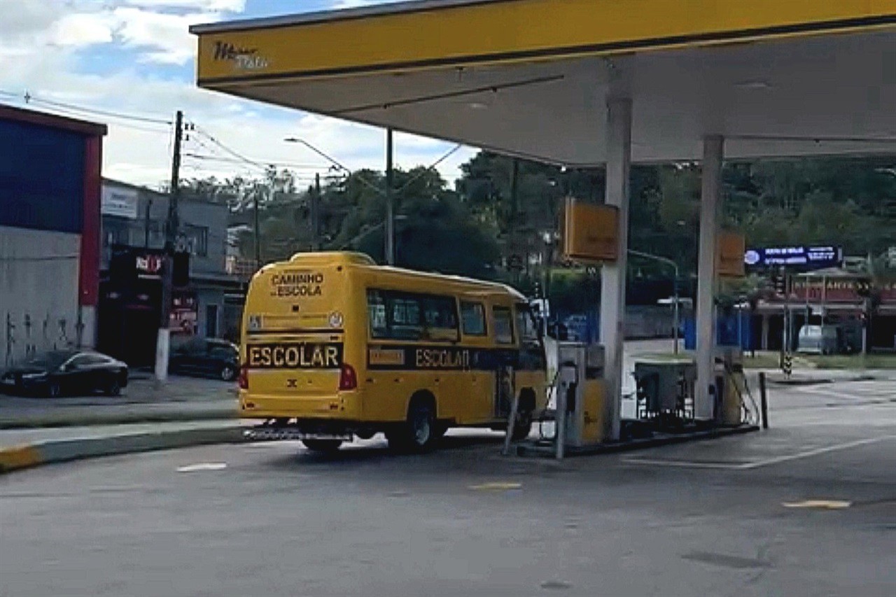 Vereador Renan Paes acompanha entrega de ônibus escolar.