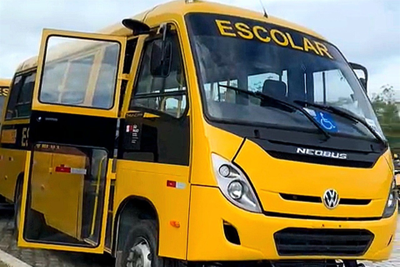 Vereador Renan Paes acompanha entrega de ônibus escolar.
