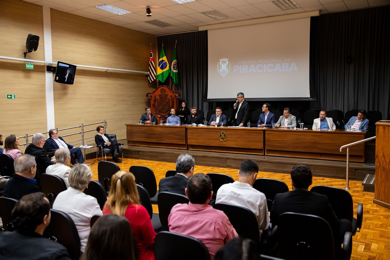 Solene em homenagem aos profissionais da Comunicação e para entrega de Medalha de Mérito Legislativo ao radialista e ex-deputado, Roberto Morais