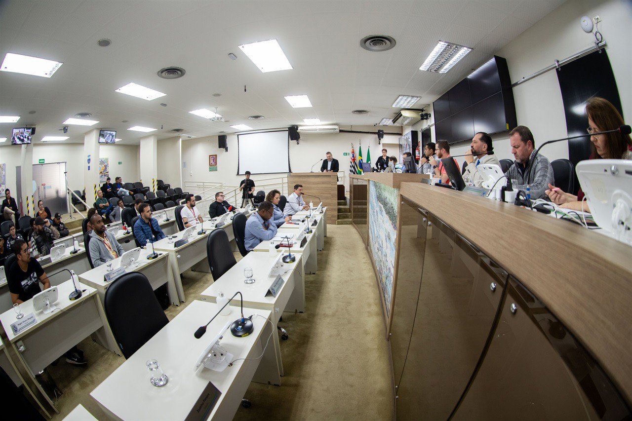 Participaram da audiência pública vereadores, representantes do Executivo, da CPFL e de empresas da área de telecomunicações