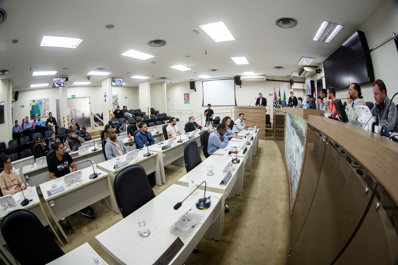 Participaram da audiência pública vereadores, representantes do Executivo, da CPFL e de empresas da área de telecomunicações