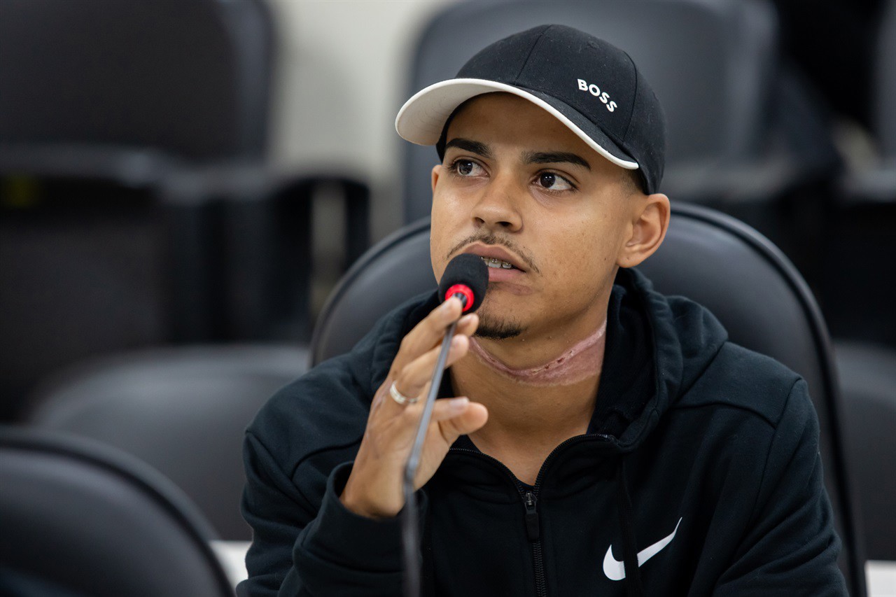 Gabriel de Paula Pereira, motoboy que sofreu acidente em maio deste ano por conta de um fio solto 