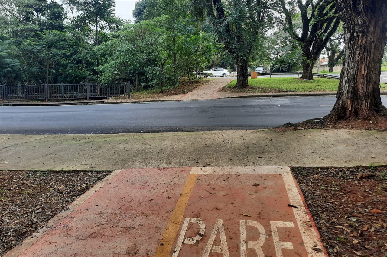 Travessia entre ciclovias na Av. Presidente Kennedy, próxima à ponte do Morato, ainda carece de sinalização e estrutura adequada para ciclistas.