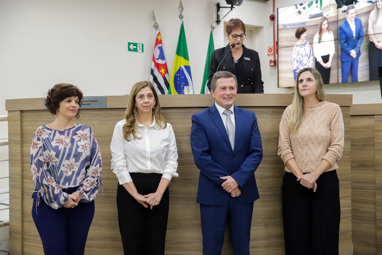 Entrega contou com a participação da coordenadora, professora Alessandra Gresh Lopes, da vice-diretora, a professora Patrícia Cavazzani Furlan e da diretora da Escola Honorato Faustino, a professora Adriana Cristina Peixe Frias 