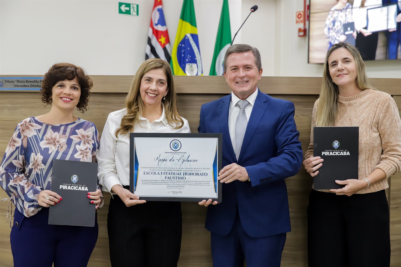 Entrega da homenagem aconteceu na noite desta segunda-feira (16), no Plenário "Francisco Antonio Coelho"