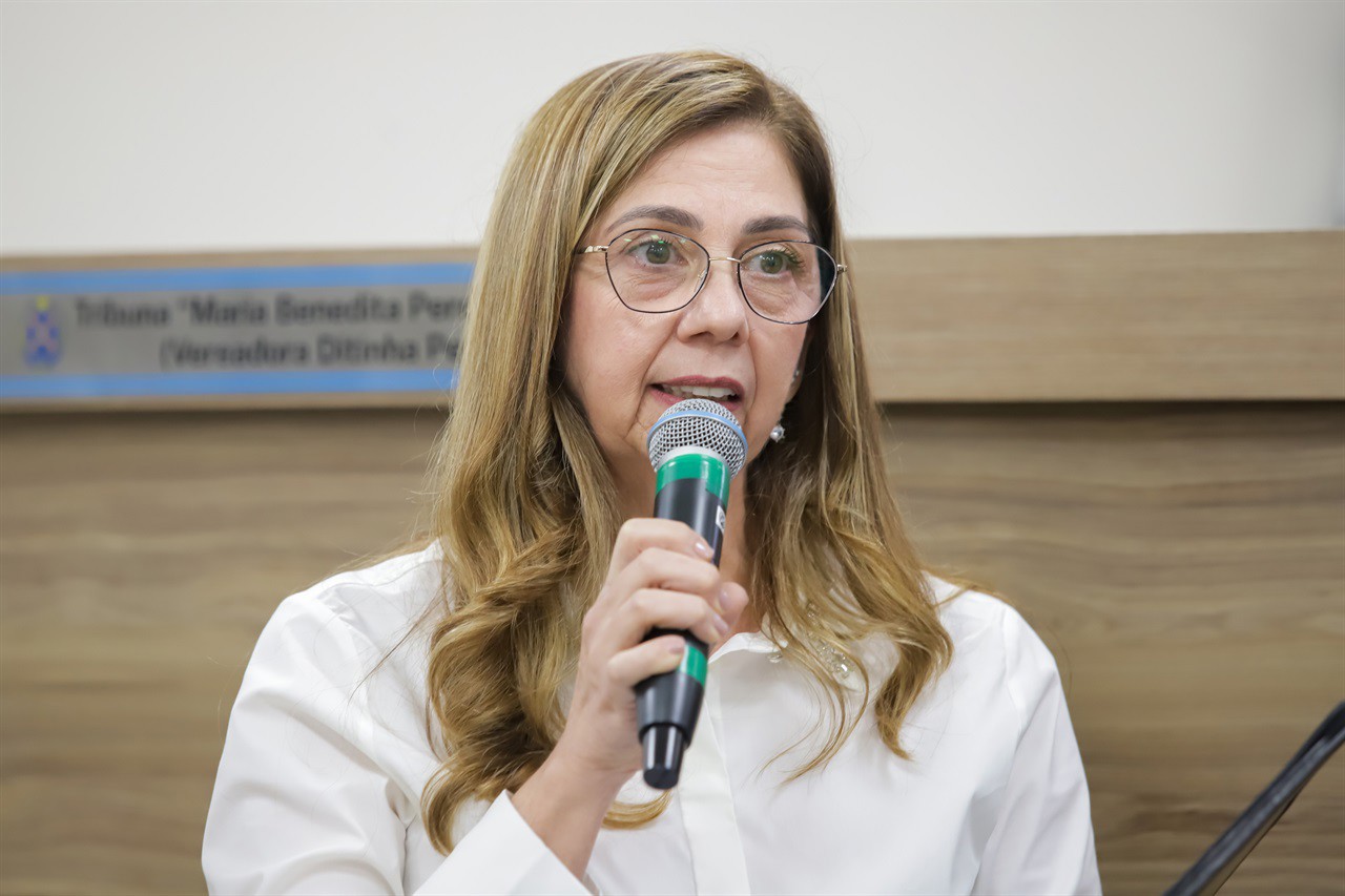 A diretora da Escola Honorato Faustino, a professora Adriana Cristina Peixe Frias
