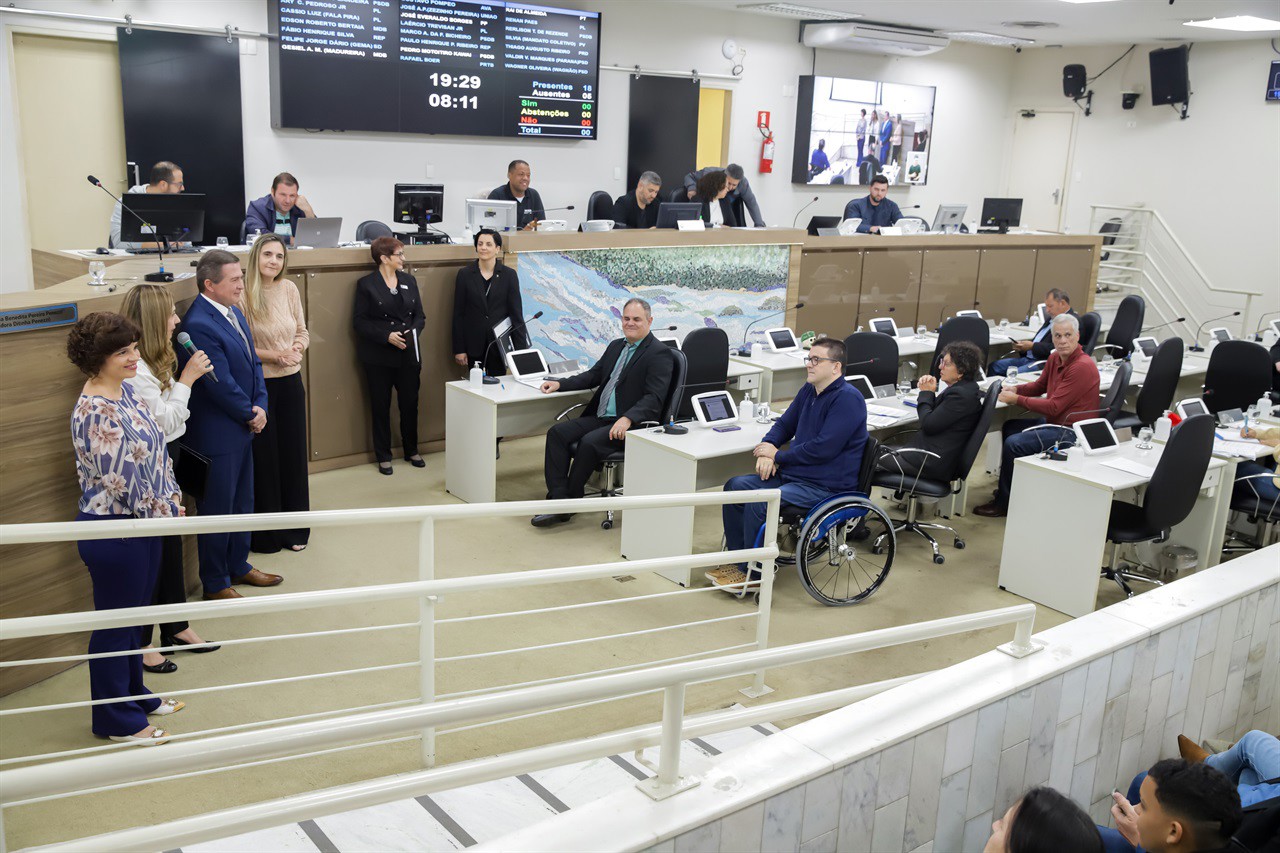 Entrega da homenagem aconteceu na noite desta segunda-feira (16), no Plenário "Francisco Antonio Coelho"
