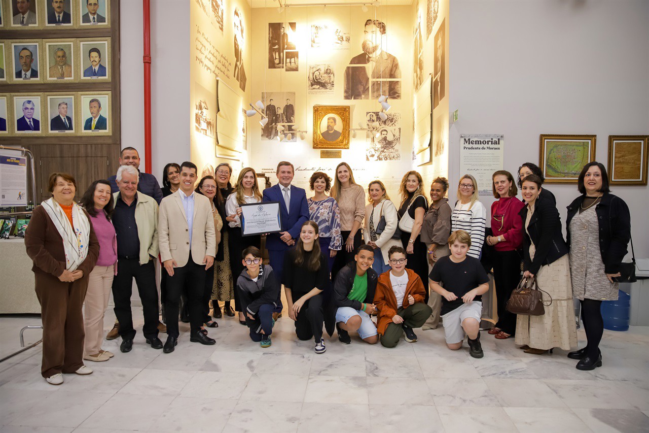 Entrega da moção de aplausos para a Escola Estadual Honorato Faustino