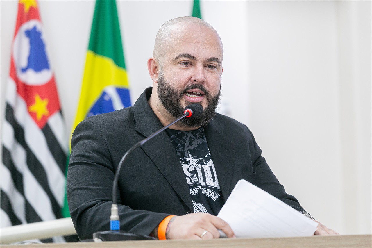 Lukas Bueno Castanheira é mestre em Muay Thai e faixa preta de Kickboxing