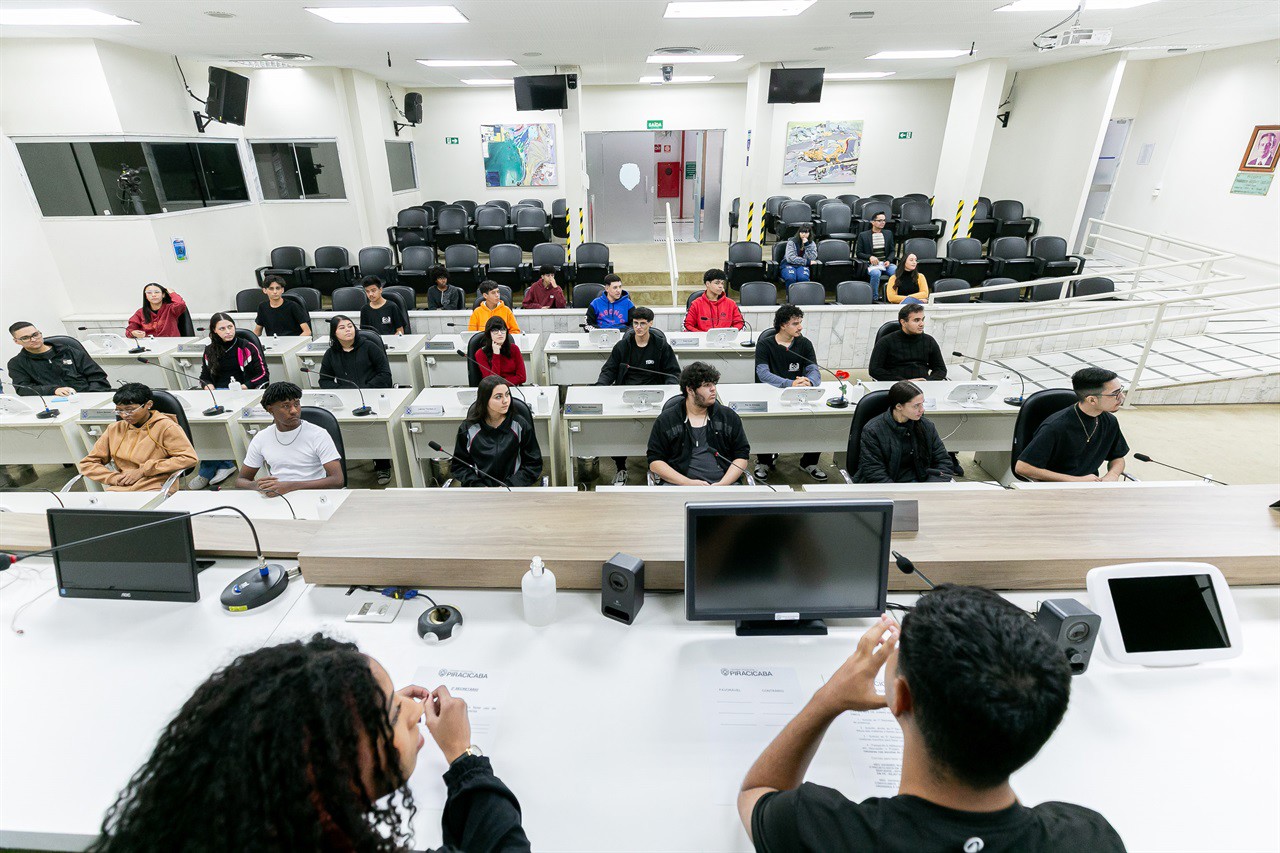 Os alunos foram recepcionados pelo vereador Cássio Luiz Barbosa, e tiveram a oportunidade de conhecer o Legislativo e simular a deliberação de um projeto de lei 