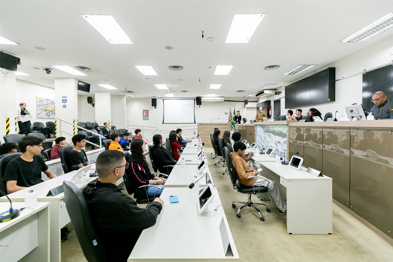 Os alunos foram recepcionados pelo vereador Cássio Luiz Barbosa, e tiveram a oportunidade de conhecer o Legislativo e simular a deliberação de um projeto de lei 