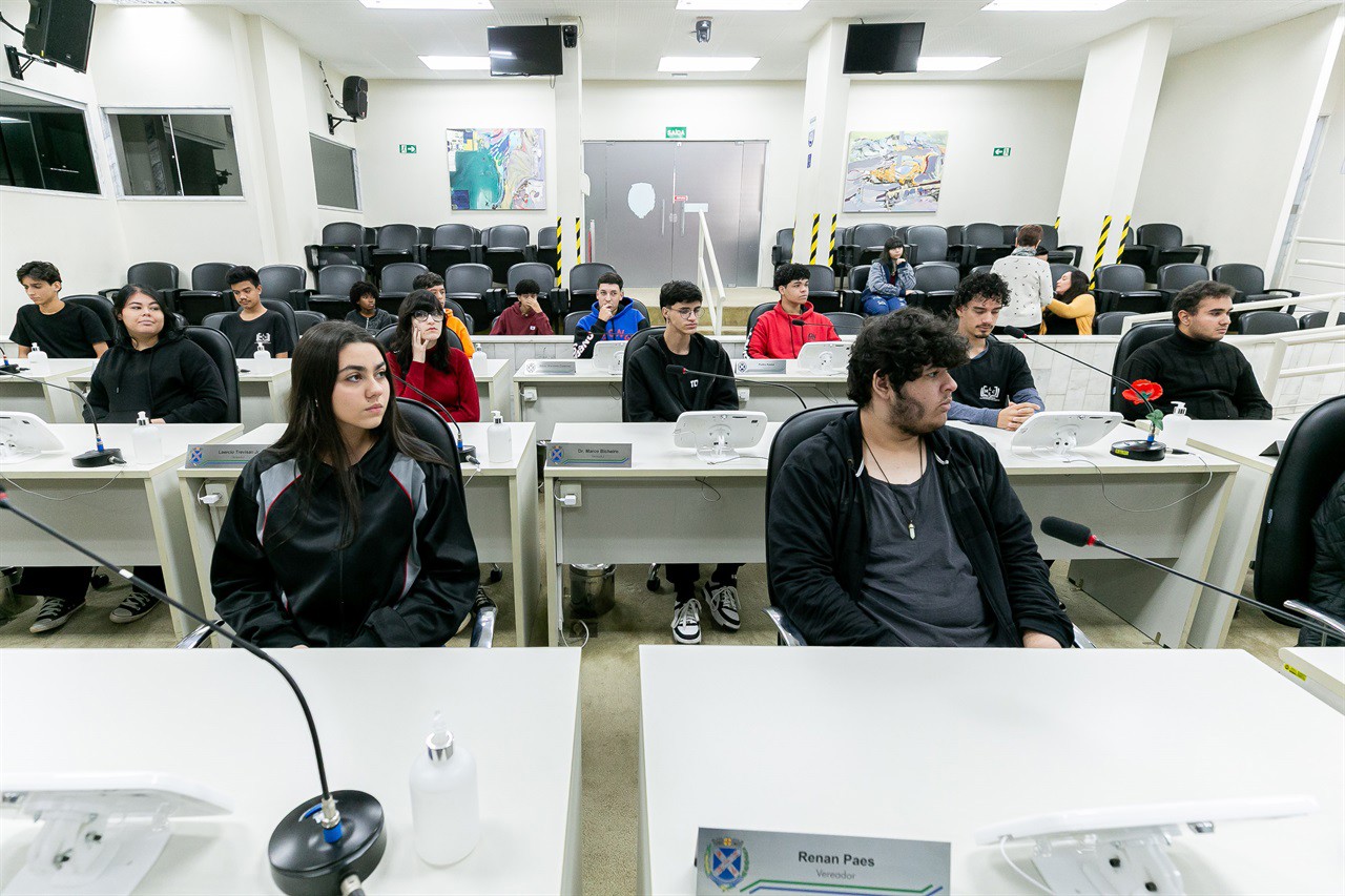 Os alunos foram recepcionados pelo vereador Cássio Luiz Barbosa, e tiveram a oportunidade de conhecer o Legislativo e simular a deliberação de um projeto de lei 