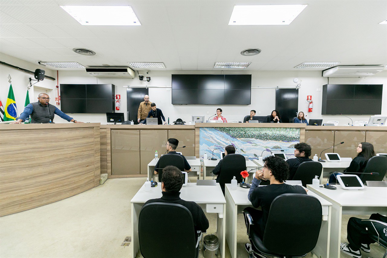 Os alunos foram recepcionados pelo vereador Cássio Luiz Barbosa, e tiveram a oportunidade de conhecer o Legislativo e simular a deliberação de um projeto de lei 