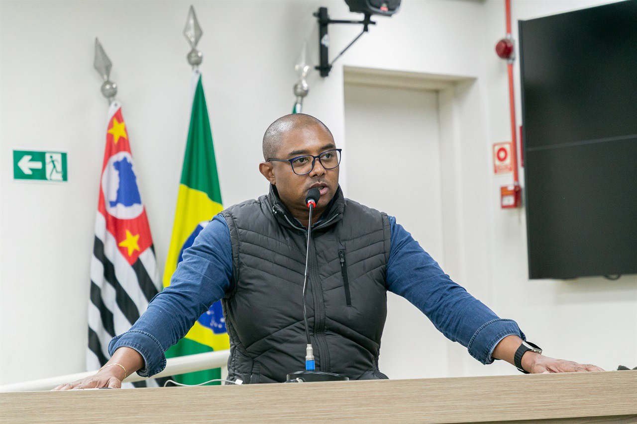 Os alunos foram recepcionados pelo vereador Cássio Luiz Barbosa, e tiveram a oportunidade de conhecer o Legislativo e simular a deliberação de um projeto de lei 