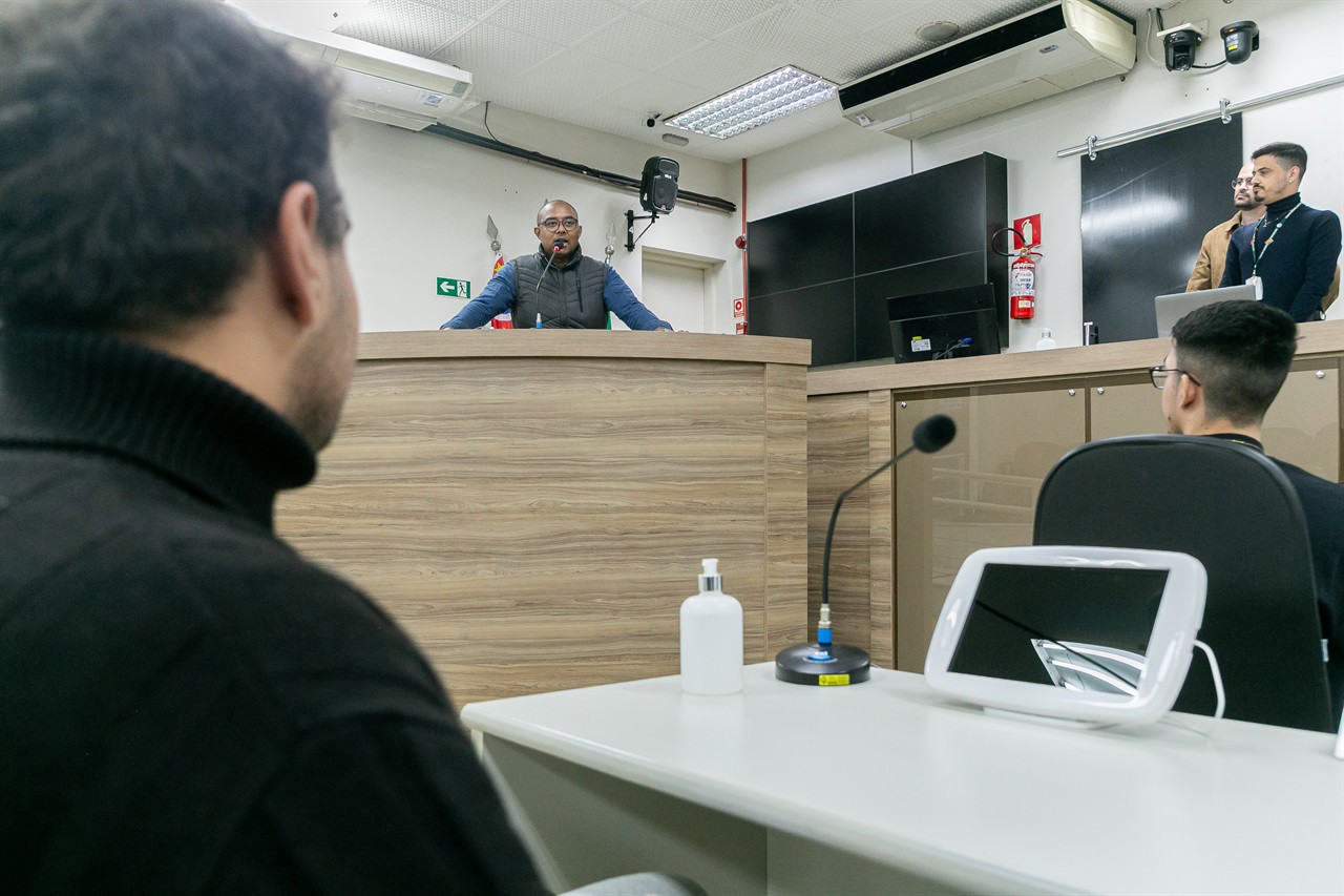 Os alunos foram recepcionados pelo vereador Cássio Luiz Barbosa, e tiveram a oportunidade de conhecer o Legislativo e simular a deliberação de um projeto de lei 