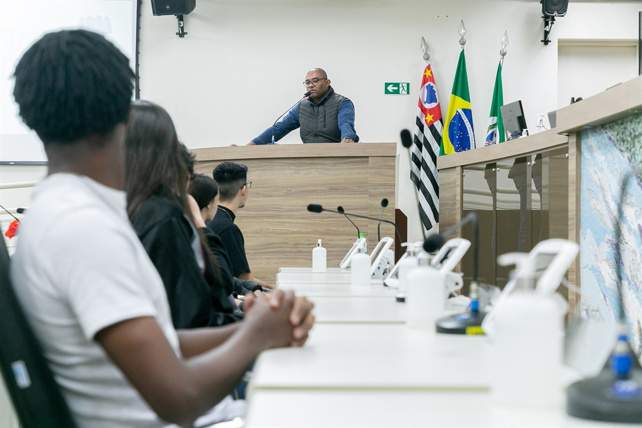 Os alunos foram recepcionados pelo vereador Cássio Luiz Barbosa, e tiveram a oportunidade de conhecer o Legislativo e simular a deliberação de um projeto de lei 