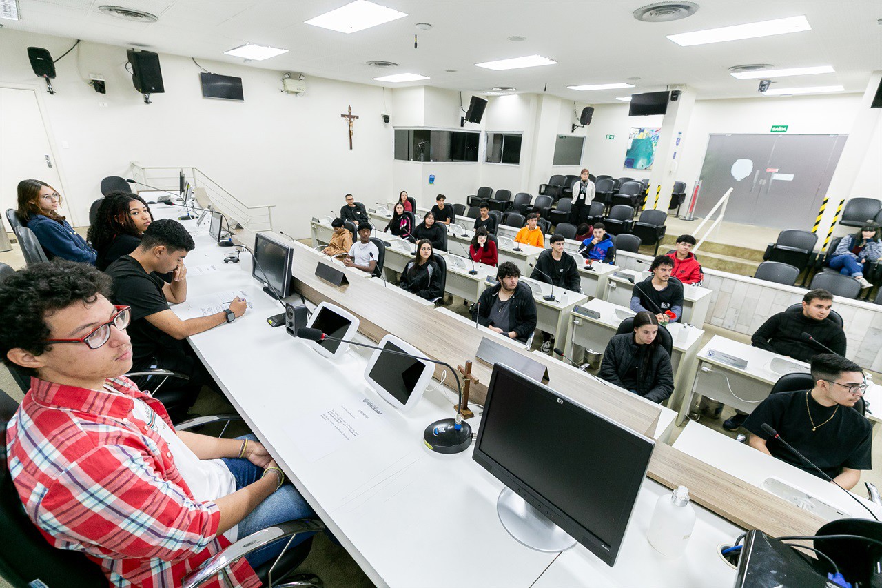 Os alunos foram recepcionados pelo vereador Cássio Luiz Barbosa, e tiveram a oportunidade de conhecer o Legislativo e simular a deliberação de um projeto de lei 
