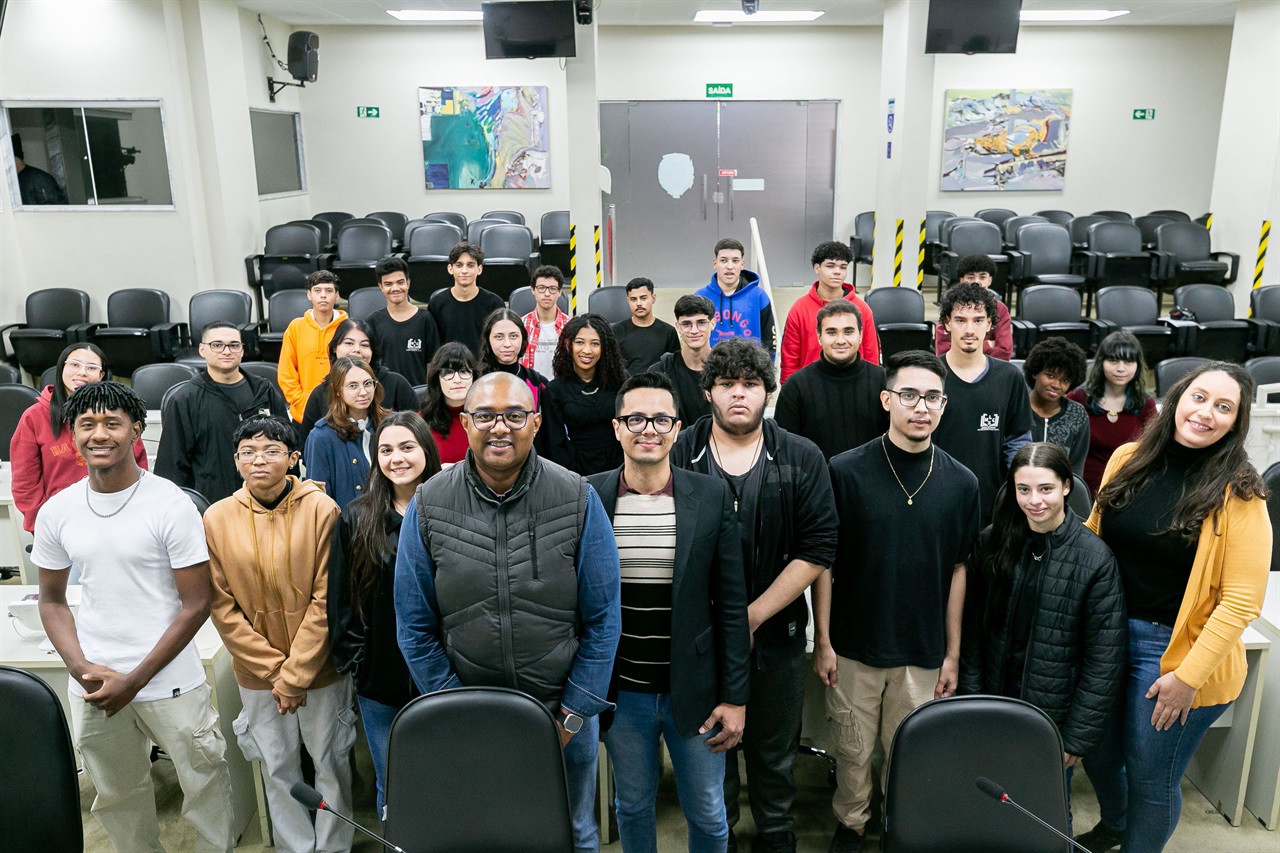 Os alunos foram recepcionados pelo vereador Cássio Luiz Barbosa, e tiveram a oportunidade de conhecer o Legislativo e simular a deliberação de um projeto de lei 