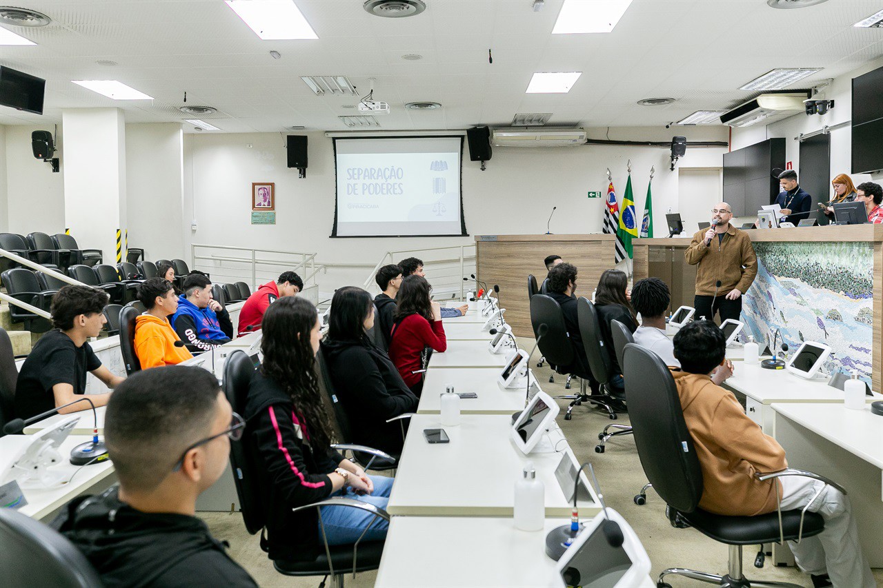 Os alunos foram recepcionados pelo vereador Cássio Luiz Barbosa, e tiveram a oportunidade de conhecer o Legislativo e simular a deliberação de um projeto de lei 