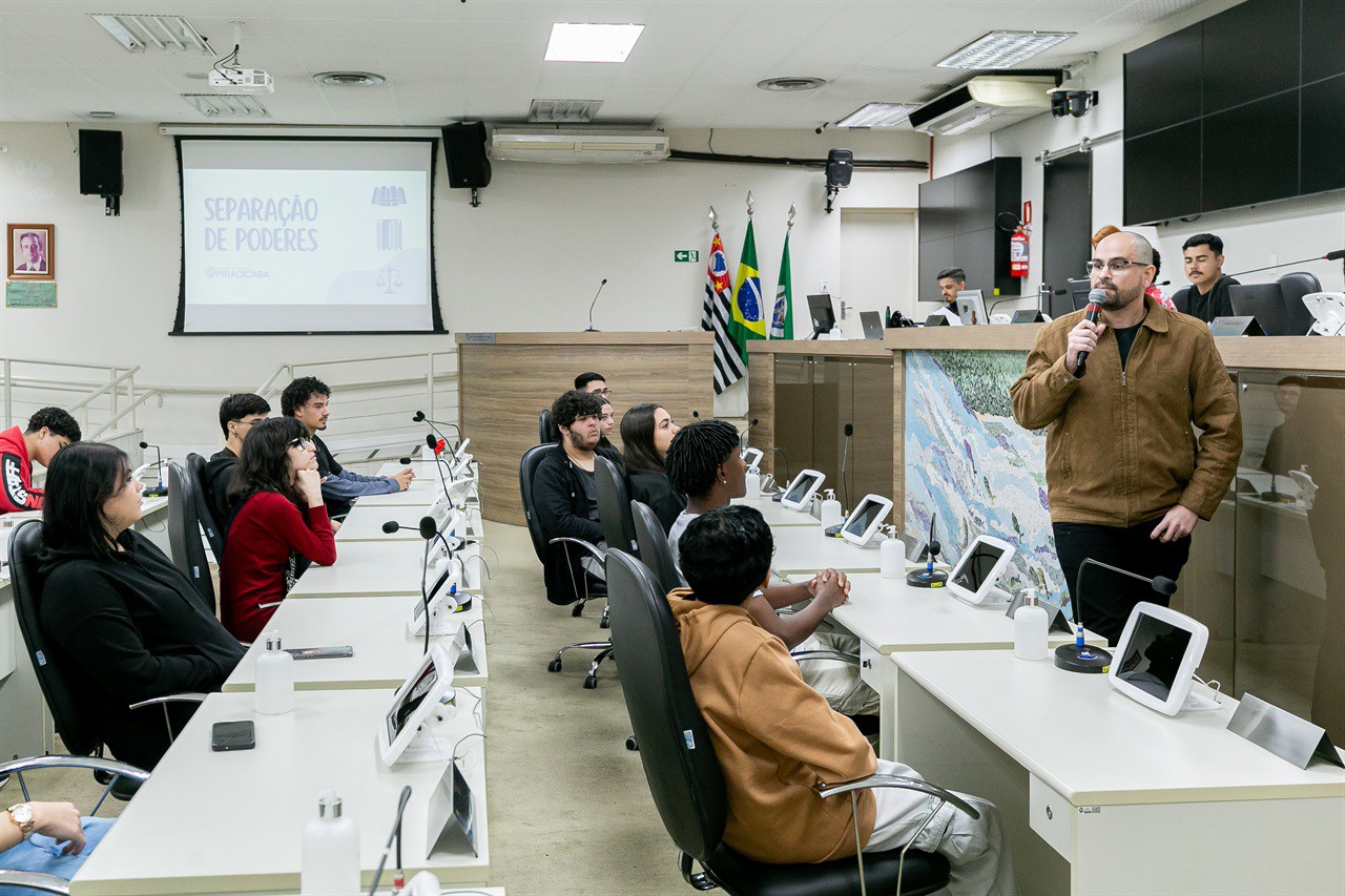 Os alunos foram recepcionados pelo vereador Cássio Luiz Barbosa, e tiveram a oportunidade de conhecer o Legislativo e simular a deliberação de um projeto de lei 