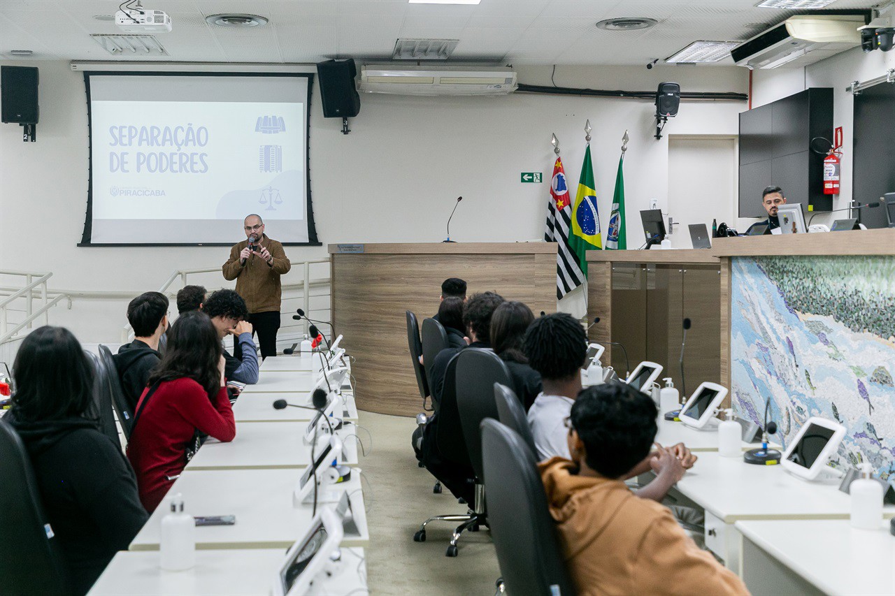 Os alunos foram recepcionados pelo vereador Cássio Luiz Barbosa, e tiveram a oportunidade de conhecer o Legislativo e simular a deliberação de um projeto de lei 