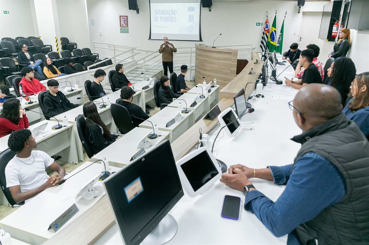 Os alunos foram recepcionados pelo vereador Cássio Luiz Barbosa, e tiveram a oportunidade de conhecer o Legislativo e simular a deliberação de um projeto de lei 