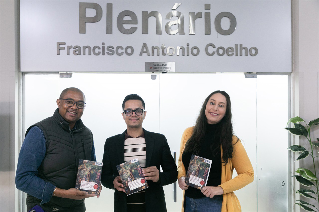 Os alunos foram recepcionados pelo vereador Cássio Luiz Barbosa, e tiveram a oportunidade de conhecer o Legislativo e simular a deliberação de um projeto de lei 