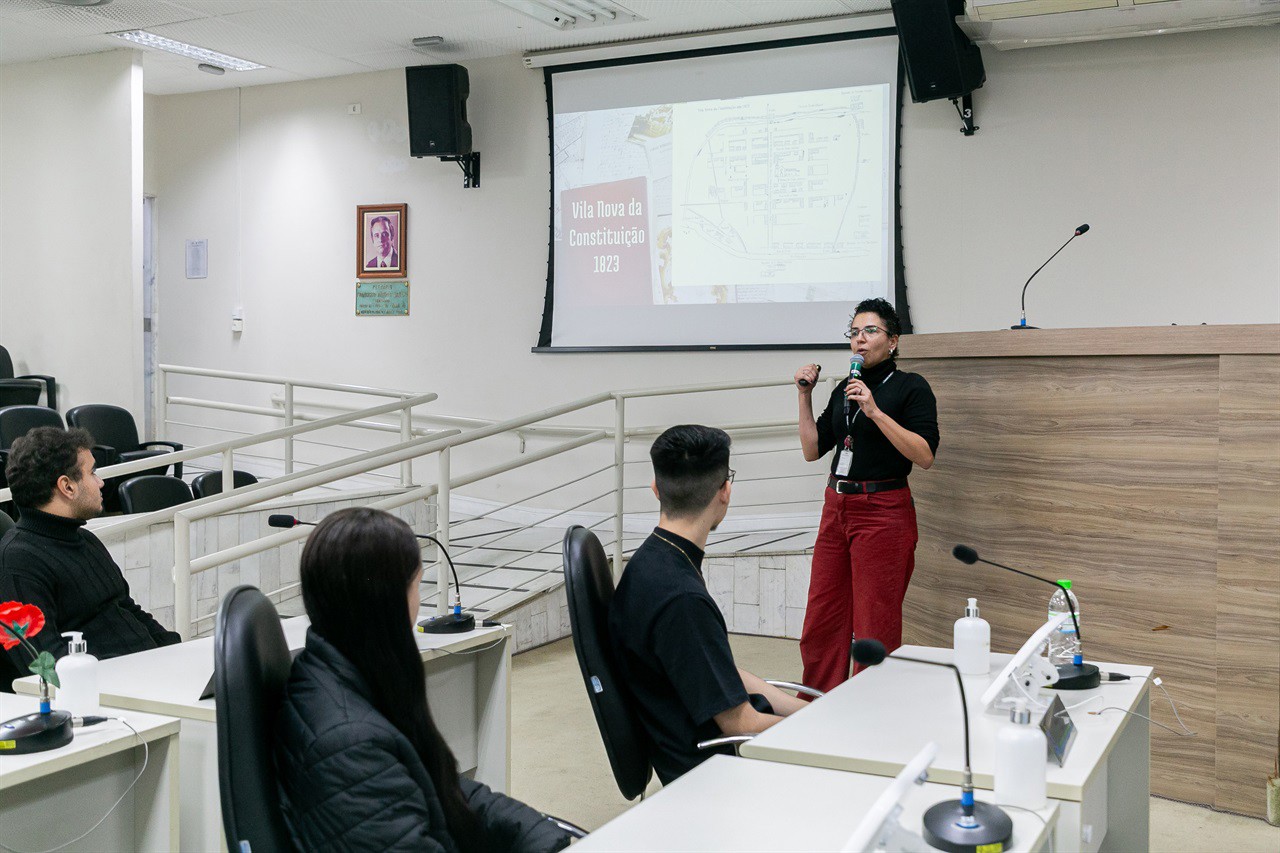 Os alunos foram recepcionados pelo vereador Cássio Luiz Barbosa, e tiveram a oportunidade de conhecer o Legislativo e simular a deliberação de um projeto de lei 
