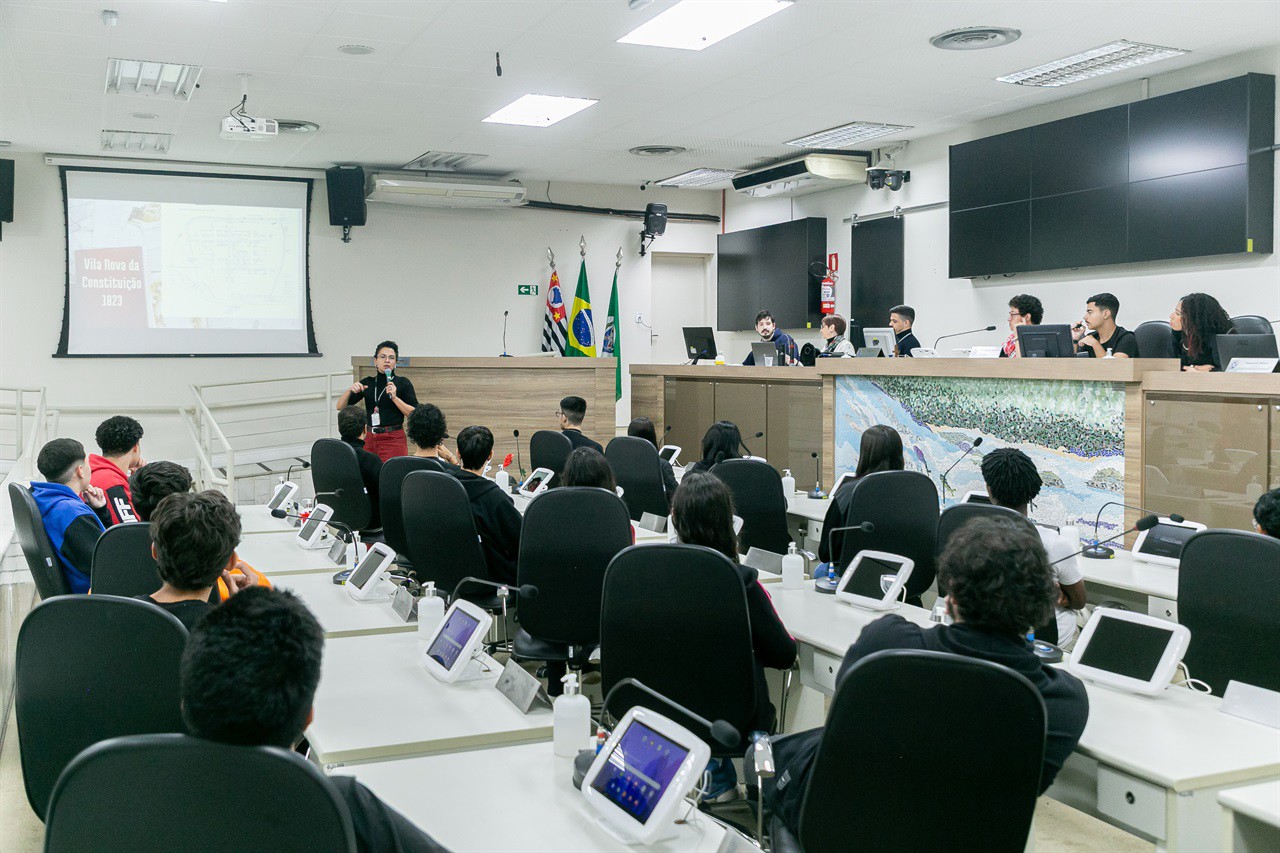 Os alunos foram recepcionados pelo vereador Cássio Luiz Barbosa, e tiveram a oportunidade de conhecer o Legislativo e simular a deliberação de um projeto de lei 