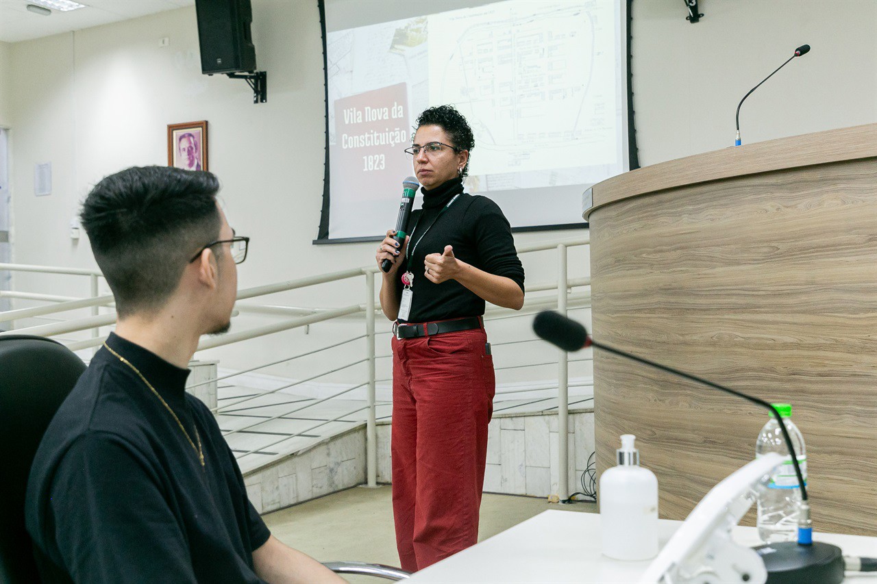 Os alunos foram recepcionados pelo vereador Cássio Luiz Barbosa, e tiveram a oportunidade de conhecer o Legislativo e simular a deliberação de um projeto de lei 