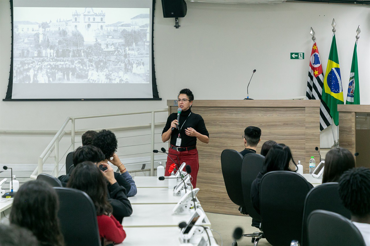 Os alunos foram recepcionados pelo vereador Cássio Luiz Barbosa, e tiveram a oportunidade de conhecer o Legislativo e simular a deliberação de um projeto de lei 