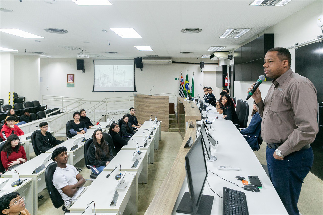 Os alunos foram recepcionados pelo vereador Cássio Luiz Barbosa, e tiveram a oportunidade de conhecer o Legislativo e simular a deliberação de um projeto de lei 