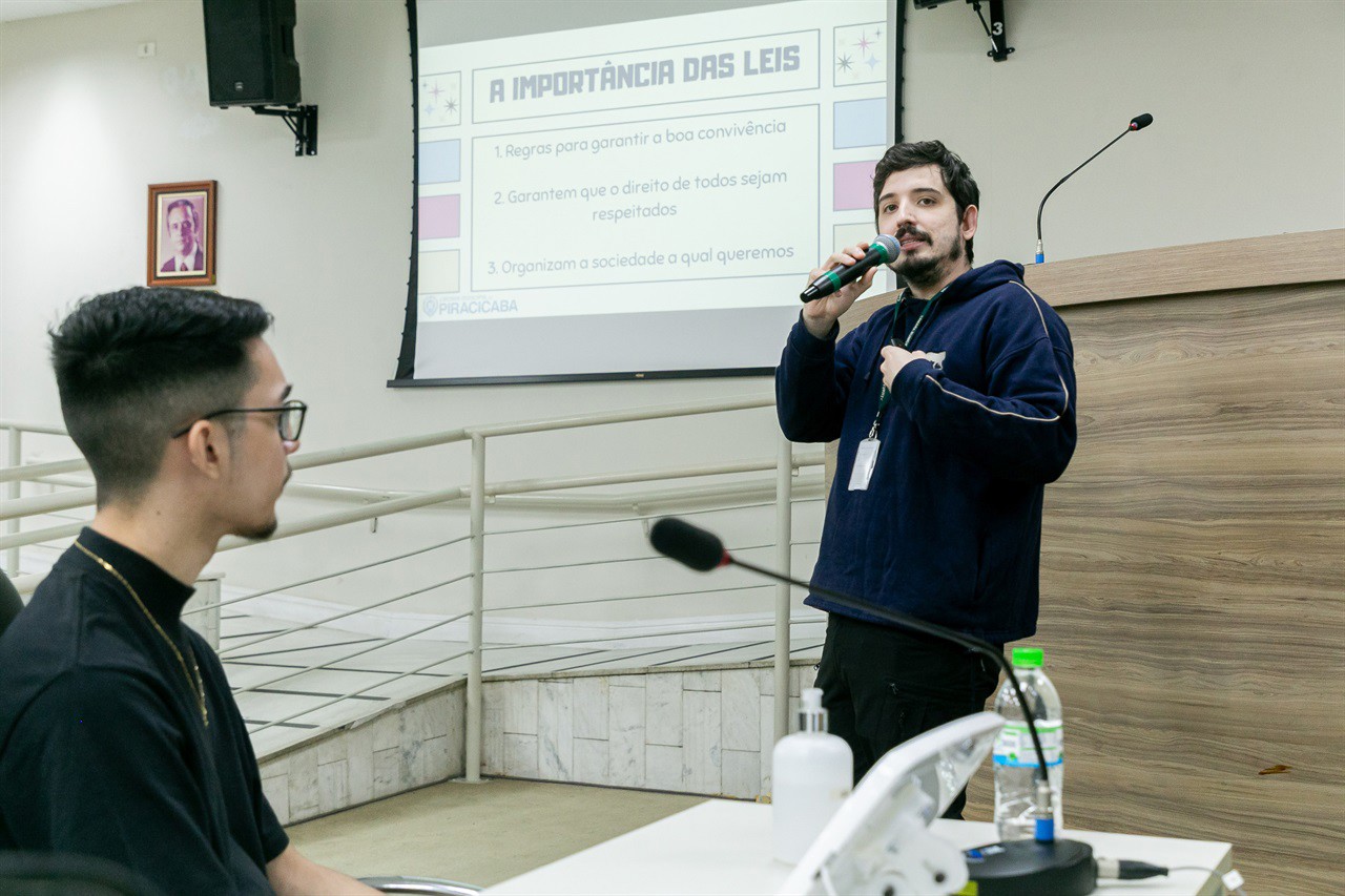 Os alunos foram recepcionados pelo vereador Cássio Luiz Barbosa, e tiveram a oportunidade de conhecer o Legislativo e simular a deliberação de um projeto de lei 