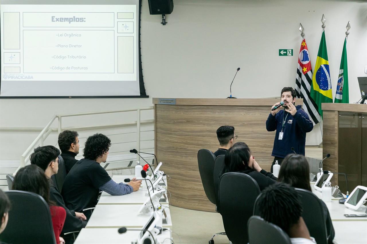 Os alunos foram recepcionados pelo vereador Cássio Luiz Barbosa, e tiveram a oportunidade de conhecer o Legislativo e simular a deliberação de um projeto de lei 
