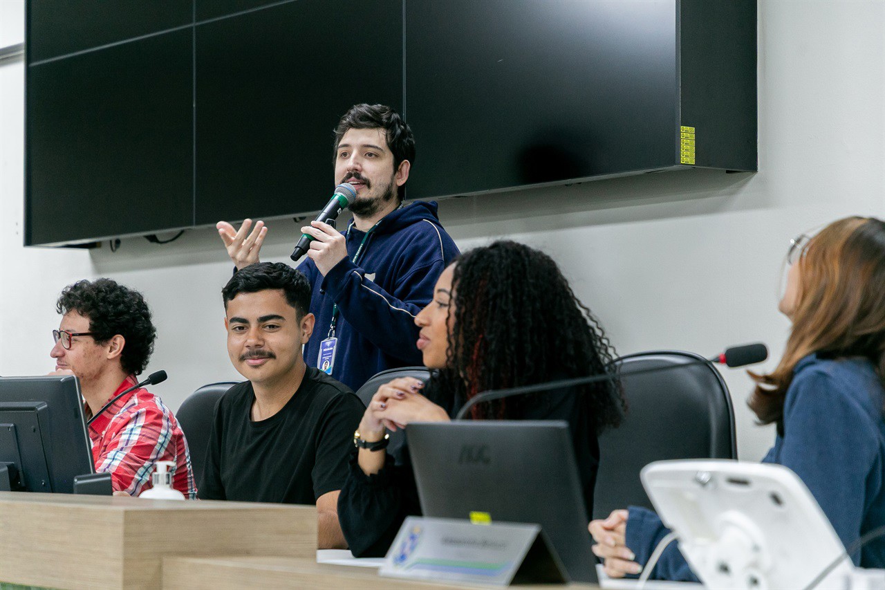 Os alunos foram recepcionados pelo vereador Cássio Luiz Barbosa, e tiveram a oportunidade de conhecer o Legislativo e simular a deliberação de um projeto de lei 