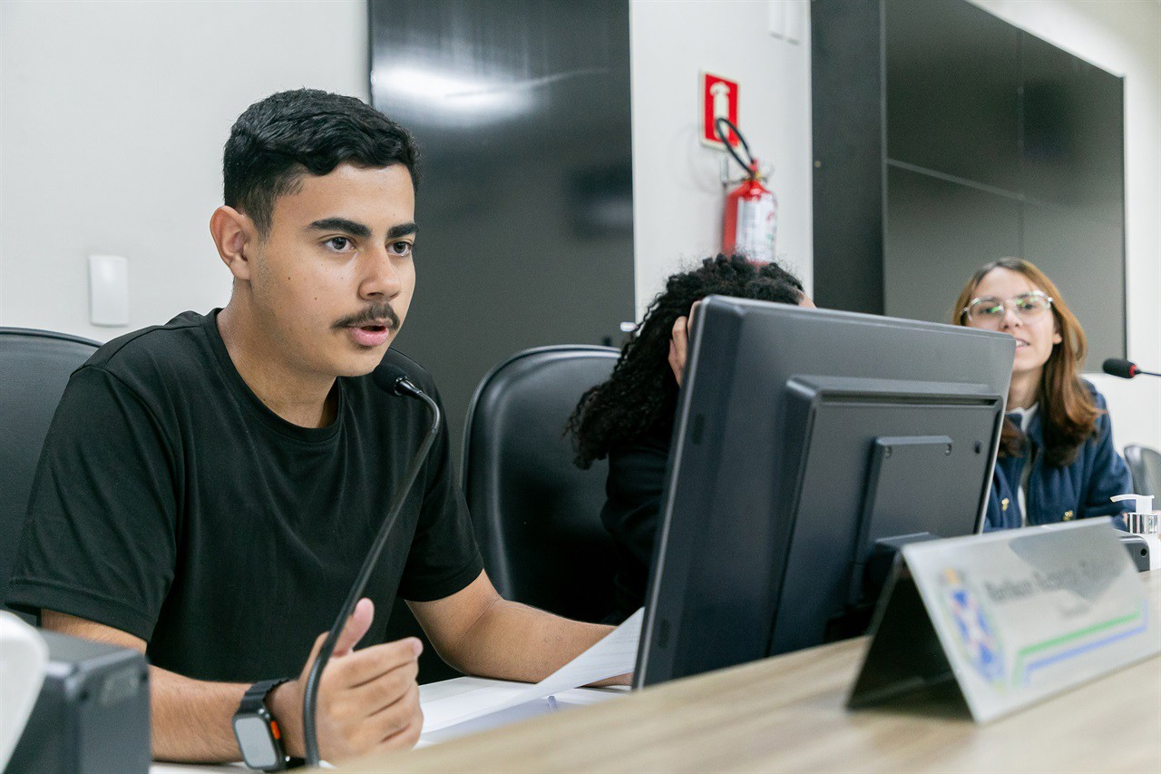 Os alunos foram recepcionados pelo vereador Cássio Luiz Barbosa, e tiveram a oportunidade de conhecer o Legislativo e simular a deliberação de um projeto de lei 