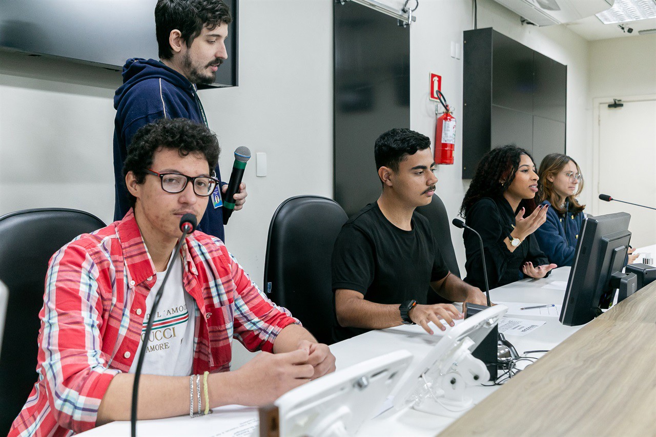 Os alunos foram recepcionados pelo vereador Cássio Luiz Barbosa, e tiveram a oportunidade de conhecer o Legislativo e simular a deliberação de um projeto de lei 