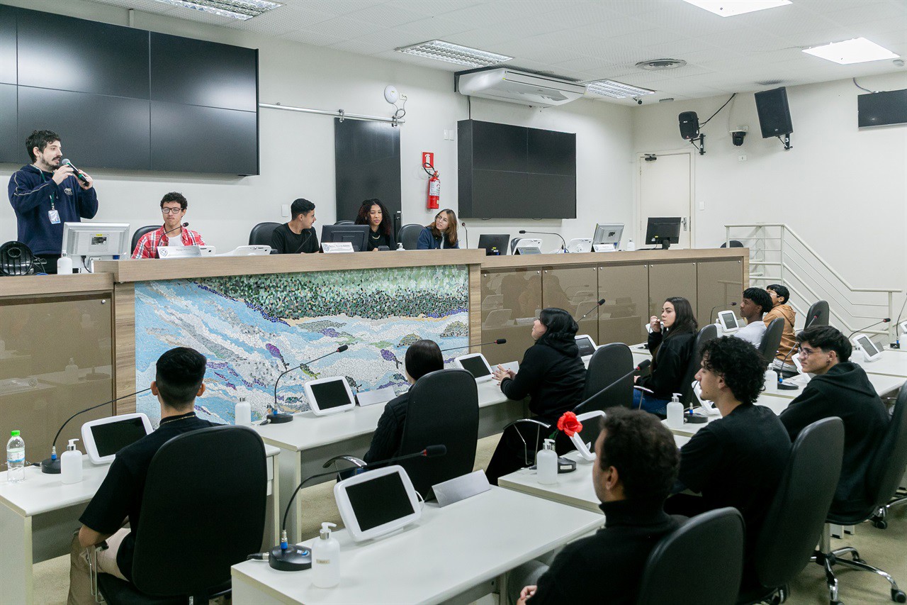 Os alunos foram recepcionados pelo vereador Cássio Luiz Barbosa, e tiveram a oportunidade de conhecer o Legislativo e simular a deliberação de um projeto de lei 