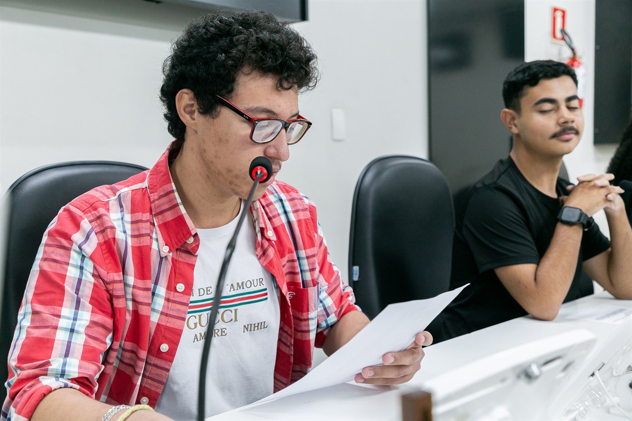 Os alunos foram recepcionados pelo vereador Cássio Luiz Barbosa, e tiveram a oportunidade de conhecer o Legislativo e simular a deliberação de um projeto de lei 