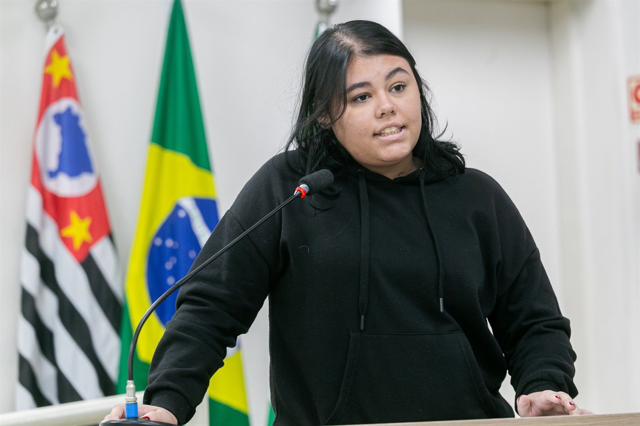 Os alunos foram recepcionados pelo vereador Cássio Luiz Barbosa, e tiveram a oportunidade de conhecer o Legislativo e simular a deliberação de um projeto de lei 