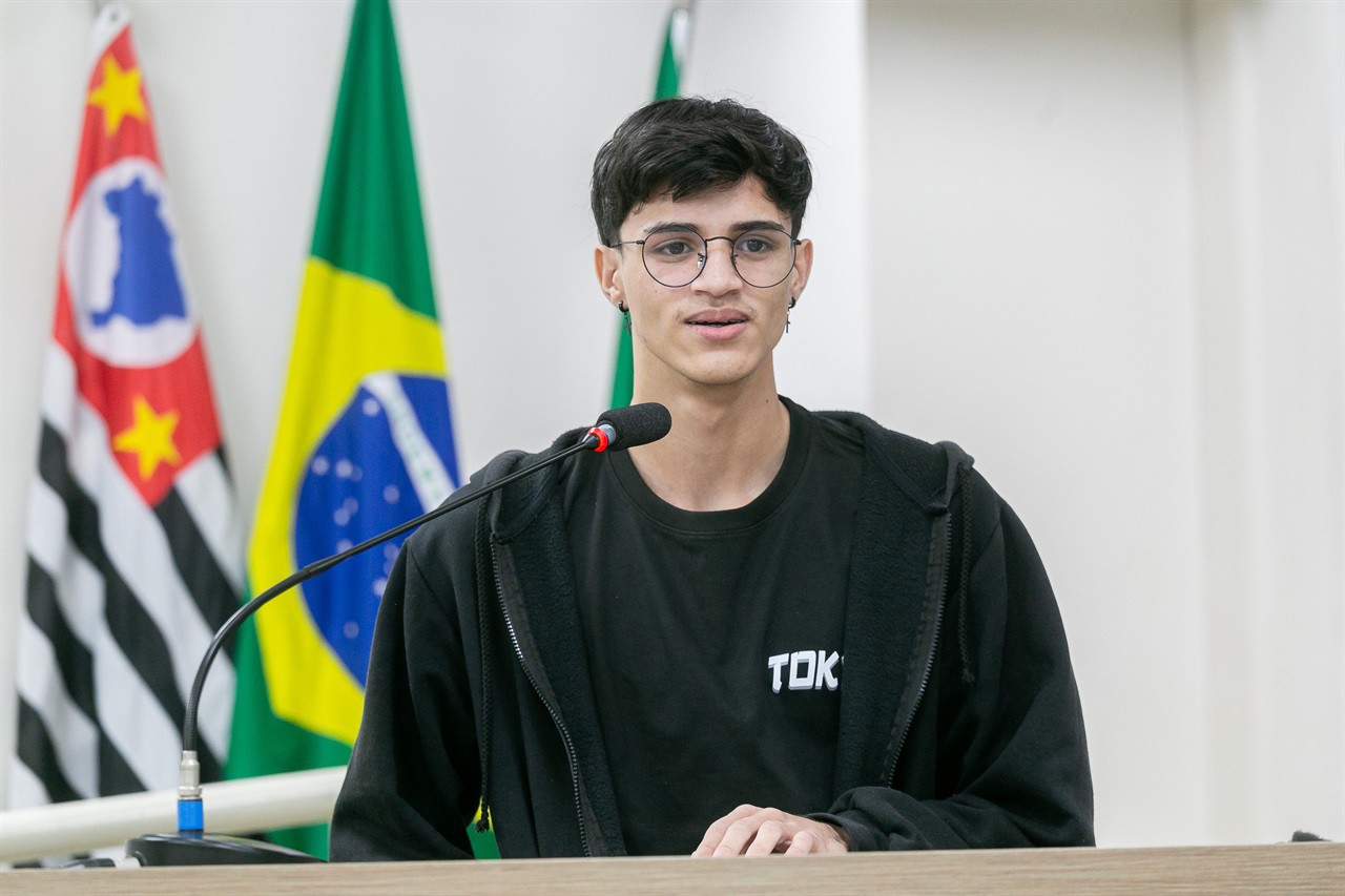 Os alunos foram recepcionados pelo vereador Cássio Luiz Barbosa, e tiveram a oportunidade de conhecer o Legislativo e simular a deliberação de um projeto de lei 