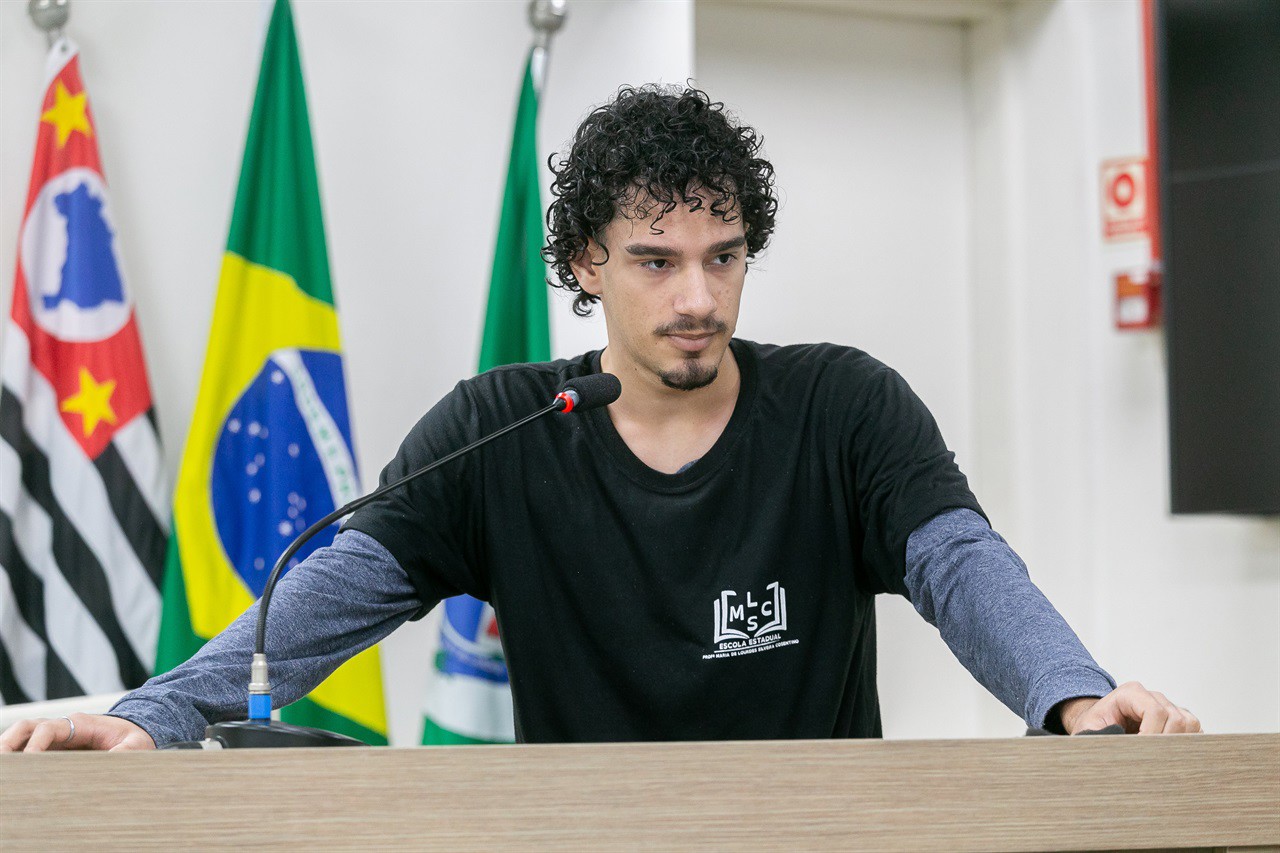 Os alunos foram recepcionados pelo vereador Cássio Luiz Barbosa, e tiveram a oportunidade de conhecer o Legislativo e simular a deliberação de um projeto de lei 