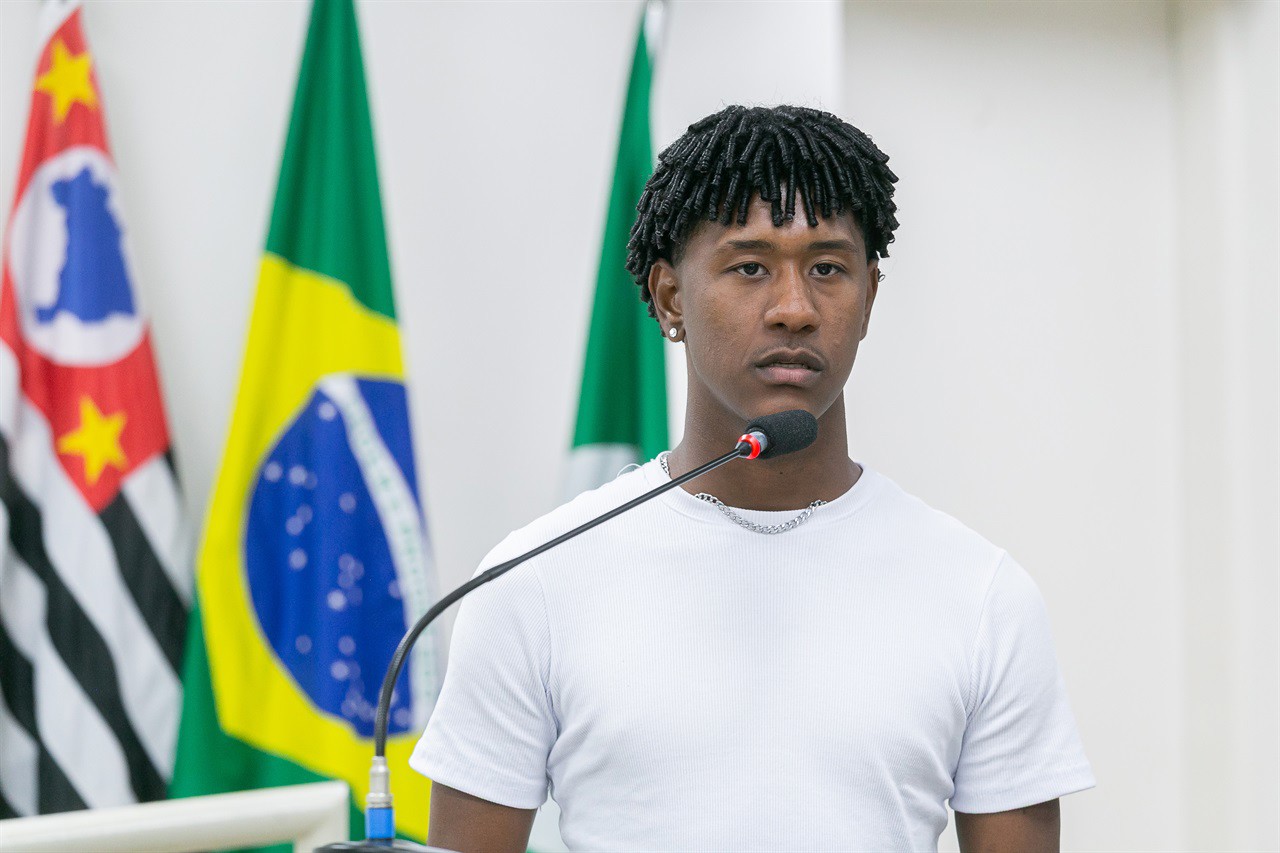 Os alunos foram recepcionados pelo vereador Cássio Luiz Barbosa, e tiveram a oportunidade de conhecer o Legislativo e simular a deliberação de um projeto de lei 