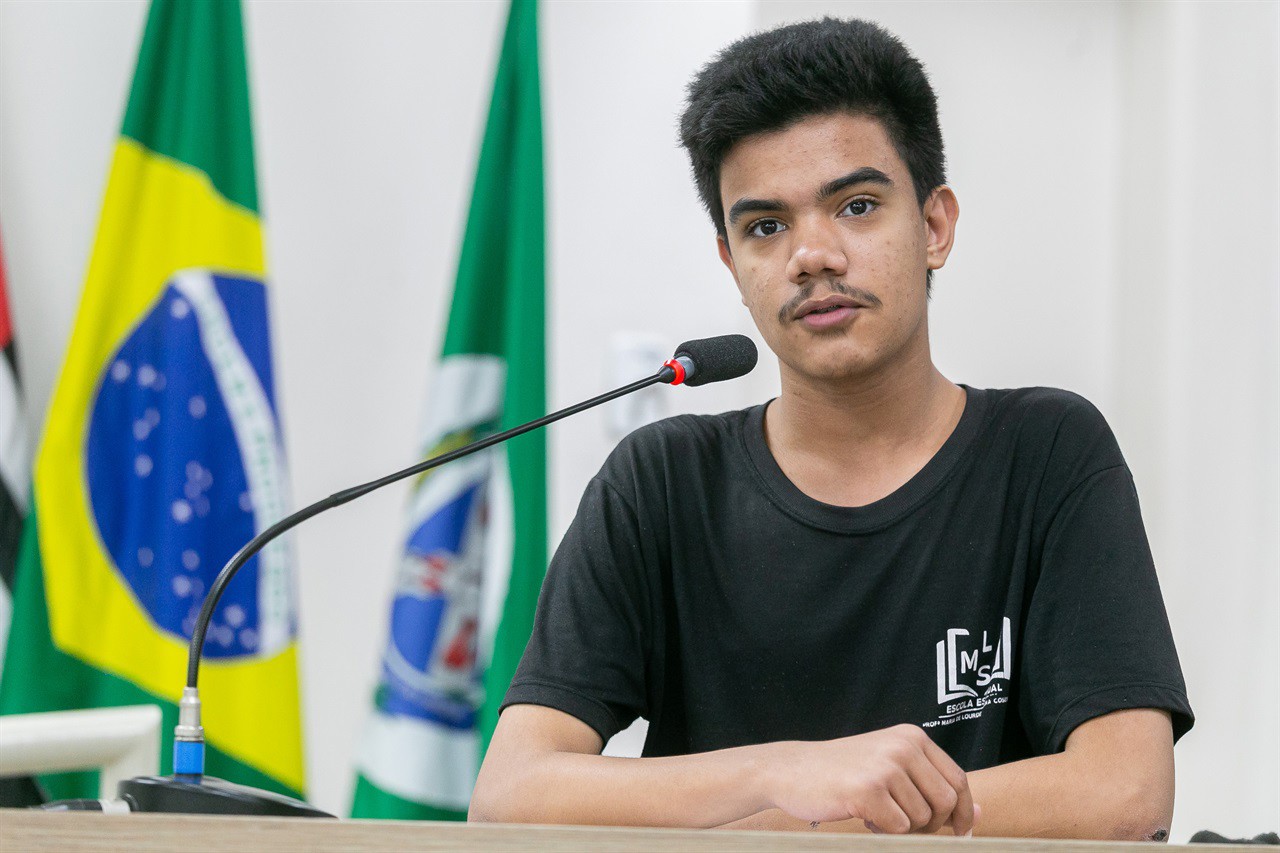 Os alunos foram recepcionados pelo vereador Cássio Luiz Barbosa, e tiveram a oportunidade de conhecer o Legislativo e simular a deliberação de um projeto de lei 