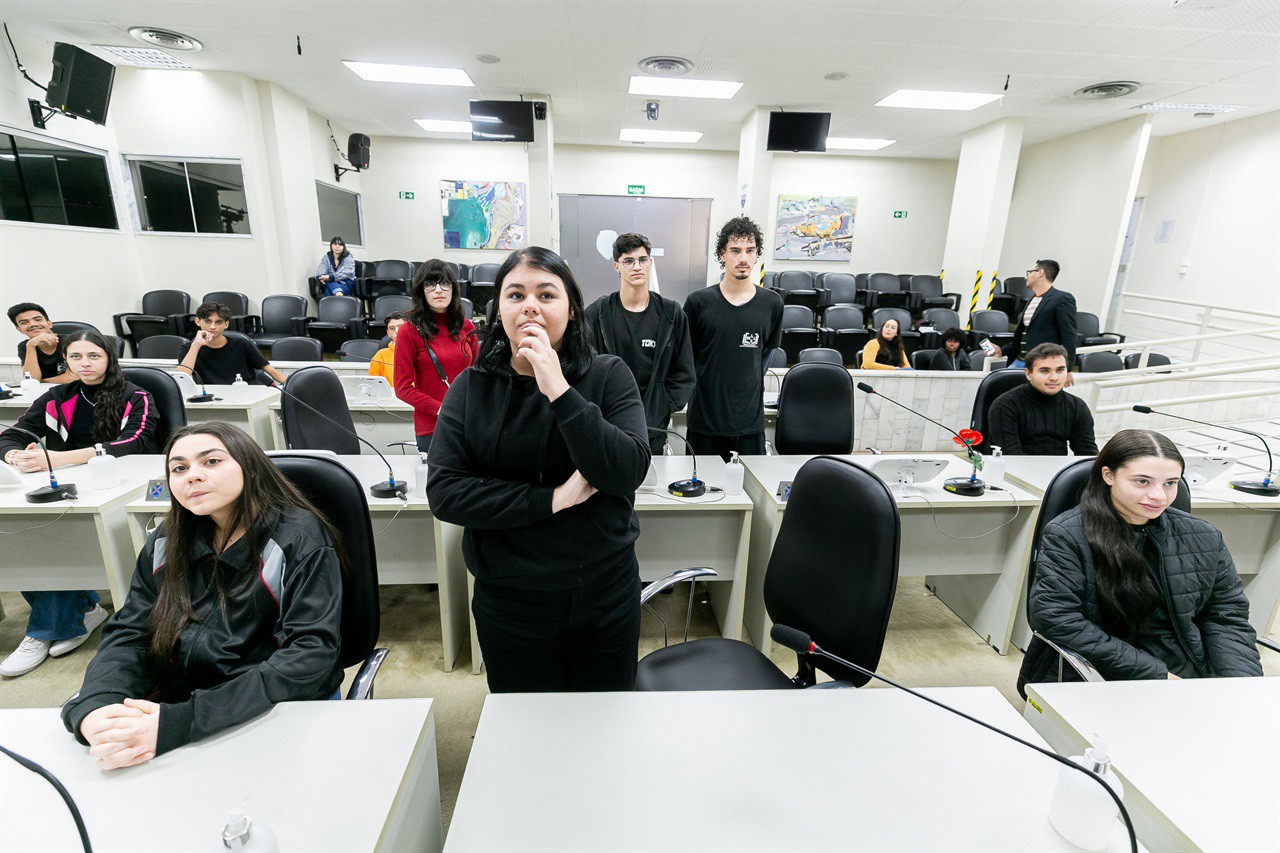 Os alunos foram recepcionados pelo vereador Cássio Luiz Barbosa, e tiveram a oportunidade de conhecer o Legislativo e simular a deliberação de um projeto de lei 