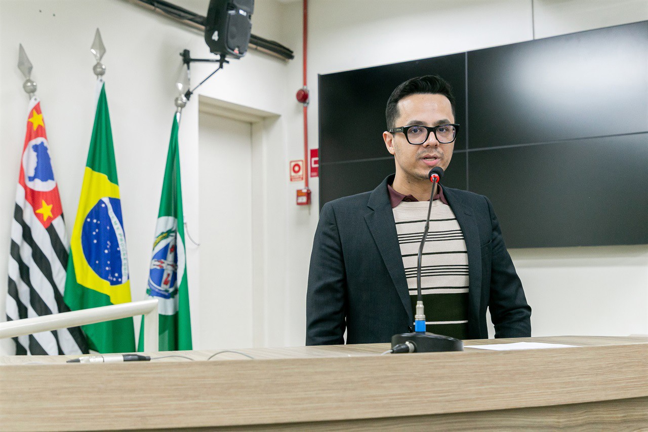 Os alunos foram recepcionados pelo vereador Cássio Luiz Barbosa, e tiveram a oportunidade de conhecer o Legislativo e simular a deliberação de um projeto de lei 