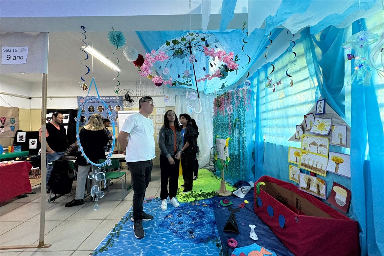 O vereador Pedro Kawai prestigia apresentações e projetos realizados pelos alunos durante a Culminância do 1º semestre de 2025 na Escola Estadual Prof. Manassés Ephrain Pereira.