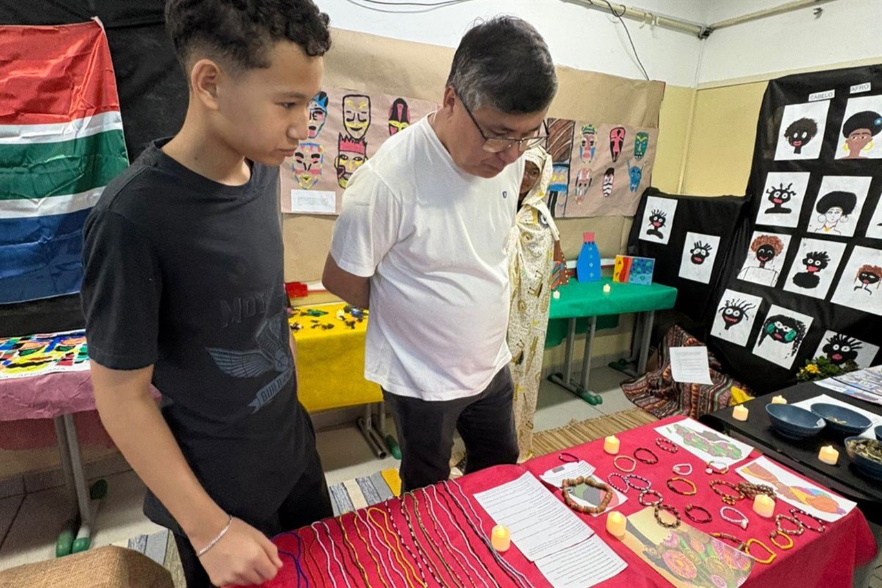 O vereador Pedro Kawai prestigia apresentações e projetos realizados pelos alunos durante a Culminância do 1º semestre de 2025 na Escola Estadual Prof. Manassés Ephrain Pereira.